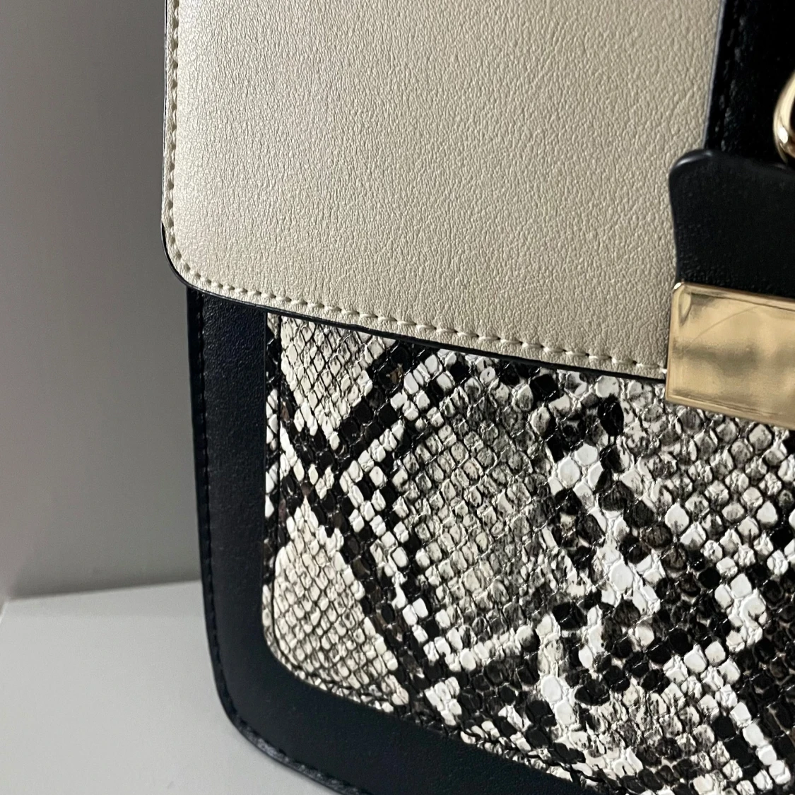 Stilren handväska med ormmönster - 2