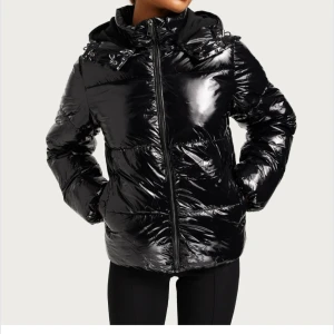 Nelly Puffer jacket - Säljer min jacka från Nelly då den inte kommer till användning längre 💕 Jackan är i fint skick och har inga defekter!