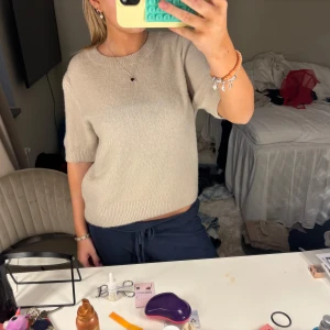 Stickad tröja - Så snygg stickad tröja från Chelsea, den är endast testad!!💕💕