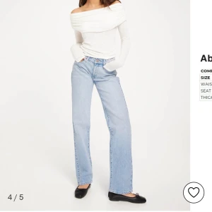 Ljusblå lowwaist jeans från Abrand Jeans - Säljer ett par ljusblå jeans från Abrand Jeans i modellen A '99 Low Straight. De har en låg midja och en rak passform, är 170 för referens💕nypris 999 kr, inga tecken på användning 