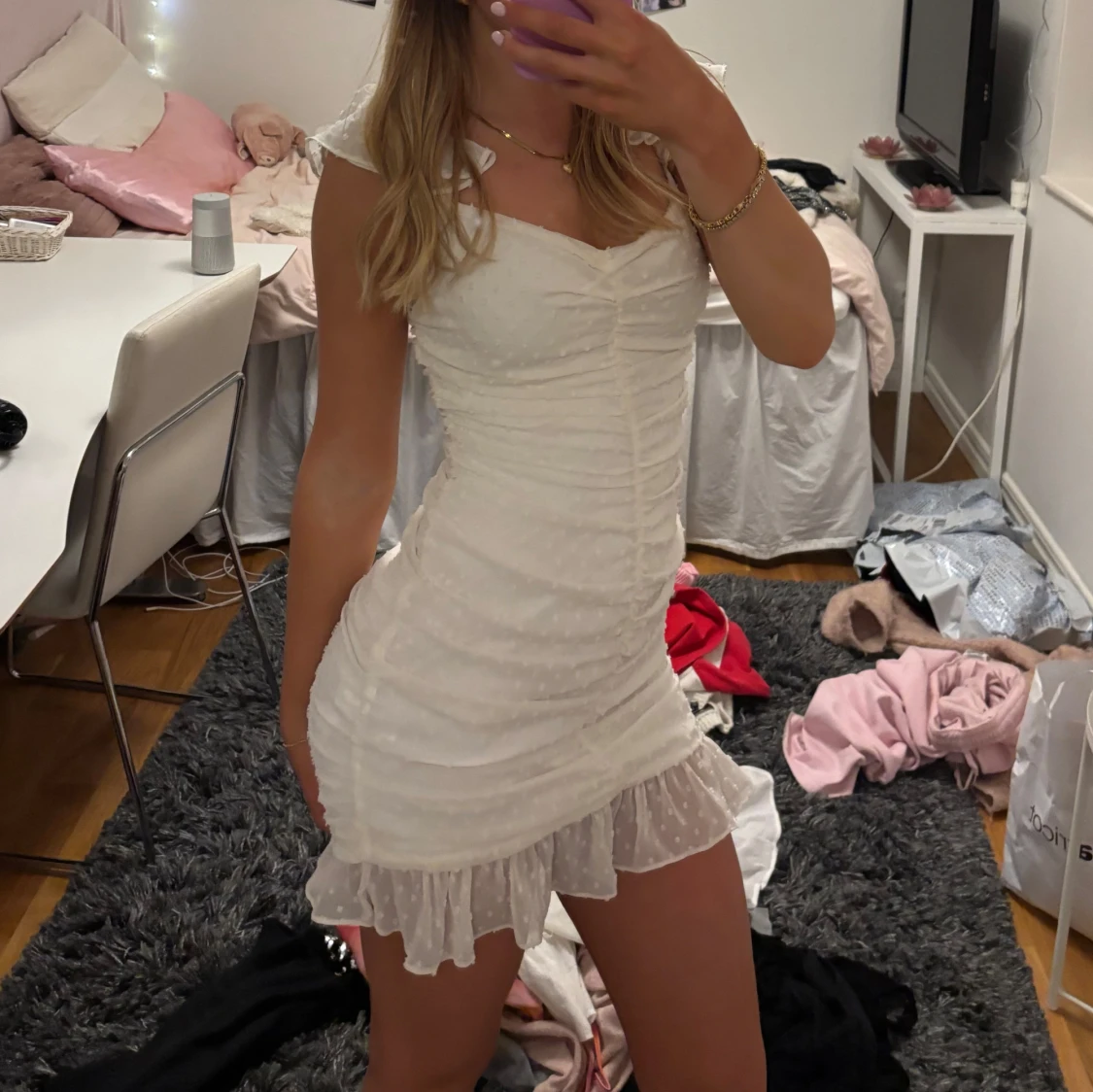 Vit kortklänning med volangdetaljer