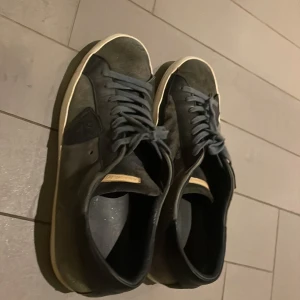 Philippe model 43  - Tja säljer mina tvär feta Philippe model ganska änvända men är bara snyggare enligt mig! Du får inget annat än skorna! 