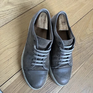 Skor lanvin - Ett par sällsynta lanvin. Storlek 9 som motsvara ett par 43-44. Inte haft tiden att tvätta de därför de ser smutsiga ut. Väldigt bra skick och mockan!
