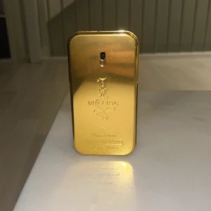 1 Million  - Säljer nu en 1 Million Eau de Toilette från Paco Rabanne. Flaskan är guld och formad som en guldtacka, vilket ger en lyxig känsla. Perfekt för den som vill ha en doft med inslag av kryddor och trä. En riktigt god parfym om du frågar mig, det är 30 ml kvar i den.🙌🏼