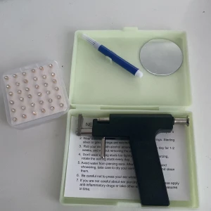 Öronhåltagningskit med örhängen - Praktiskt öronhåltagningskit som innehåller en håltagningspistol, spegel, markörpenna och ett set med silverfärgade/guld örhängen. Perfekt för att enkelt och säkert göra hål i öronen hemma.