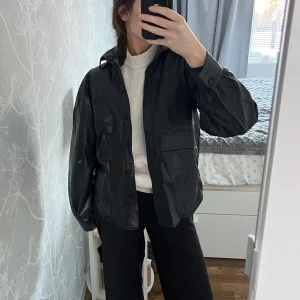 Jacka - Snygg svart skinnjacka med knappar framtill och puffärm💕