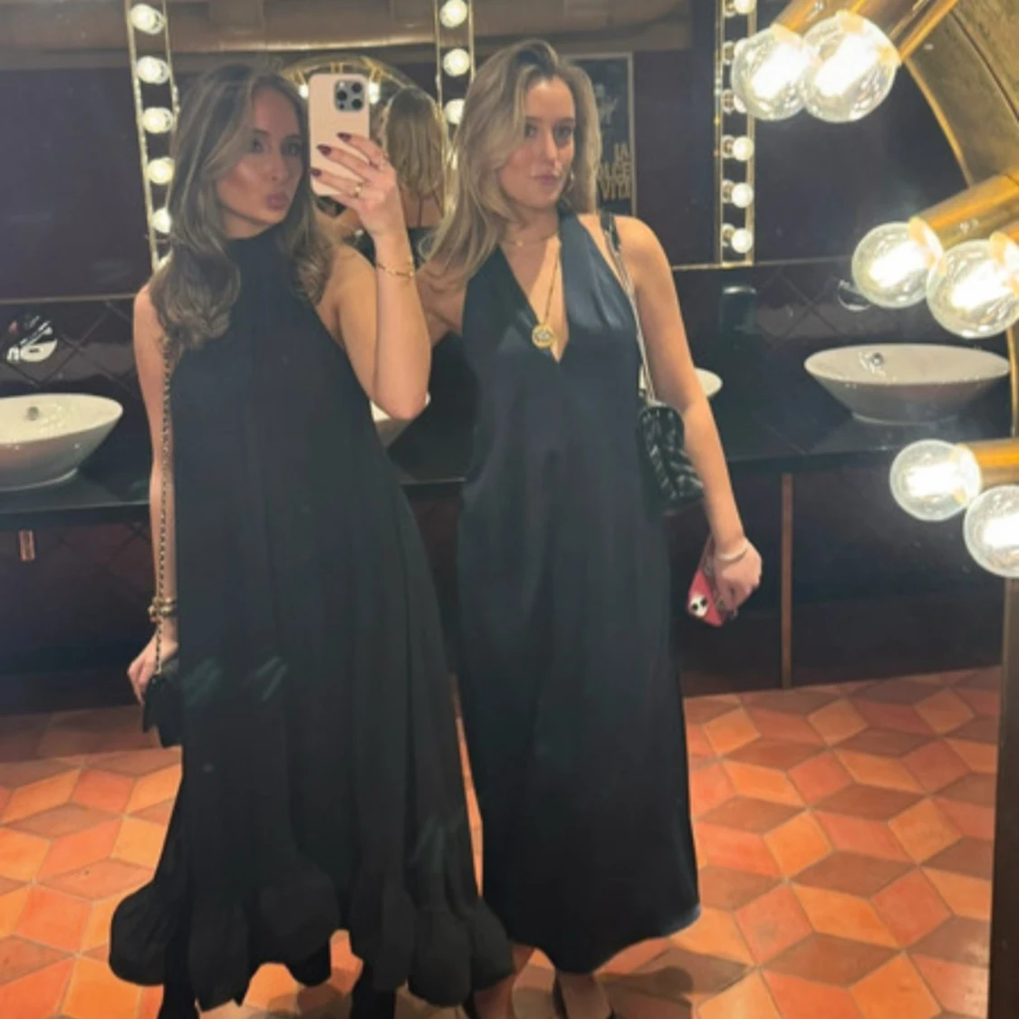 Svart ärmlös klänning med volangdetaljer från By Malina - 93