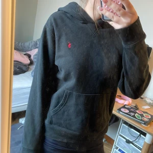 Svart hoodie från Ralph Lauren - Säljer en svart hoodie från Ralph Lauren. Perfekt för lite kyligare dagar🫶🏼 säljer då den inte kommer till så mycke användning längre