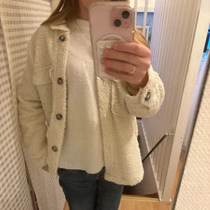 Beige/vit teddyjacka  - Mysig vit teddyjacka från Samsa Young med stora knappar och två bröstfickor. Perfekt för kyliga dagar när du vill vara både varm och stilren. Jackan har en avslappnad passform och långa ärmar. Pris kan diskuteras💞