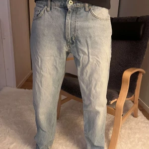 Ljusblå jeans pull & bear  - Säljer mina snygga jeans från pull & bear, jag är 185 lång och dem sitter bra i längden på mig. Det är storlek EUR 40.🤩 Men jag uppskattar det till motsvarande storlek 30/32. 😎