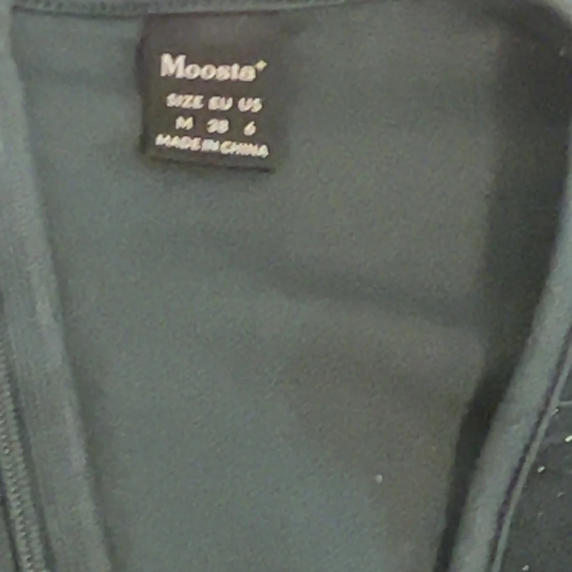 Mörkgrön glittrig klänning från Mooste - 1