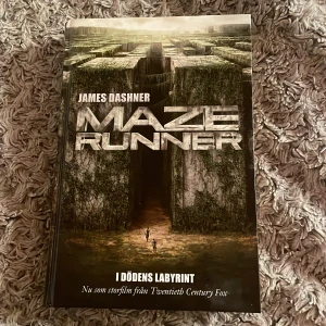 Maze Runner: I dödens labyrint - Säljer boken 'Maze Runner: I dödens labyrint' av James Dashner. En spännande dystopisk berättelse där Thomas vaknar upp i en mystisk labyrint utan minnen. Perfekt för dig som gillar äventyr och mysterier. Boken är baserad på den populära filmen från Twentieth Century Fox. Den är på svenska och har inga defekter!