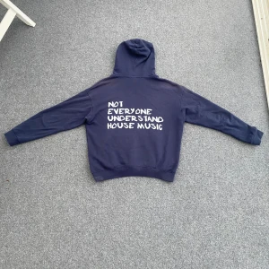 Not everyone understand house music hoodie - Säljer en mörkblå hoodie med texten 'Not Everyone Understand House Music' på ryggen. Den har en klassisk känguruficka och justerbar huva med fina snören. Utöver detta är det en o troligt stilren hoodie som passar alla! Tveka inte på att höra av dig vid frågor🤝