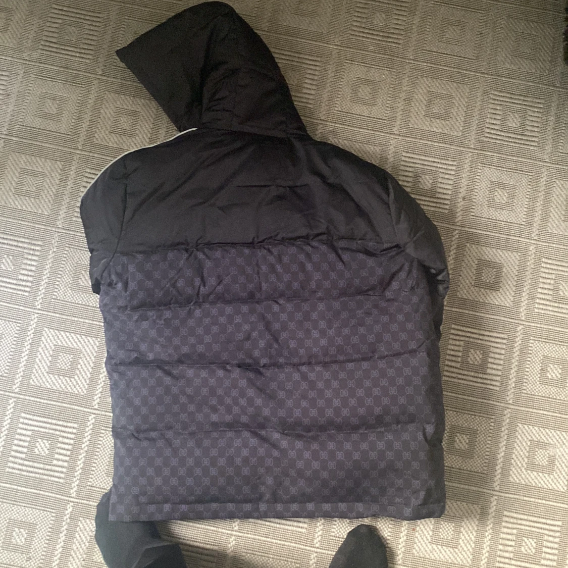 Svart gucci jacka med fina detaljer på armarna  - 2