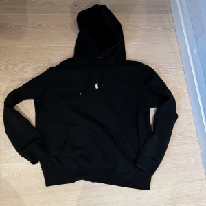 Svart hoodie från Polo Ralph Lauren - Säljer en schysst svart hoodie från Ralph lauren, skicket är 8,5/10. Storleken är L och passar mig som är 183, 75 kg. Tveka inte att höra av dig vid frågor.