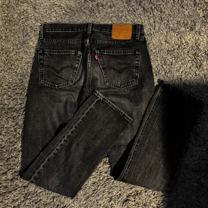 Svarta 501 Levi's - Snygga svarta Levi's 501 jeans. Köpta på Levis i Göteborg för 1150kr Passar mig inte längre därav varför jag säljer de. Riktigt bra skick! Det är bara att skicka om du har några funderingar