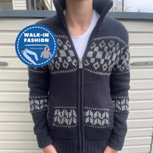 Stickad kofta  - Tja! Nu säljs denna sjukt snygga stickade kofta med feta mönster. Skick; 7/10 riktiga bra men har fått nått litet hål se bild samt lite nopprig. Nyprs ligger på 1300kr men säljs nu för endast 399kr. Hör gärna av er vid funderingar!