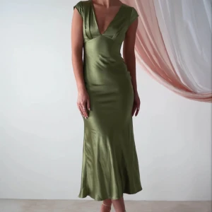 Grön långklänning med öppen rygg - Super fin ljus grön klänning i satin, storlek XS. Slutsåld och aldrig använd endast testad, har kvar lappar. Samma modell som de första bilderna men en annan färg 🩷 