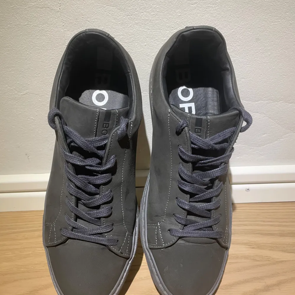 Hej! Jag säljer nu ett par Björn Borg skor som är endast använda ca 3 gånger. Jag säljer dessa nu eftersom färgen inte passade min smak. Skorna är storlek 41 Snygga grå sneakers från Björn Borg med stilren design. Skorna har snörning och är tillverkade i skinn, vilket ger en lyxig känsla. Perfekta för en avslappnad men ändå elegant look. Pris kan diskuteras vid snabb affär.. Kengät.