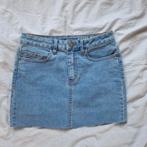 Lågmidjad kort jeanskjol - Fin Lågmidjad jeanskjol i bra skick. Storlek xs.