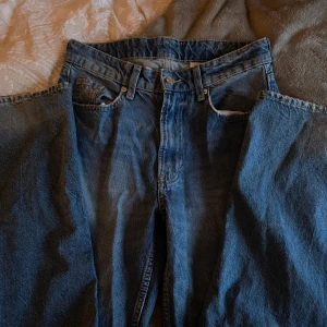 Blå jeans från h&m - Snygga blå jeans från h&m, knappt använda. De är Baggy och avslappnade💗 midwaist/högmidjade, strl xs/34