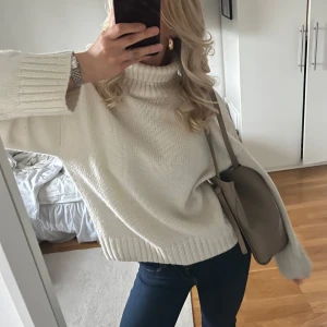 Vit stickad polotröja  - Super snygg stickad polotröja💕