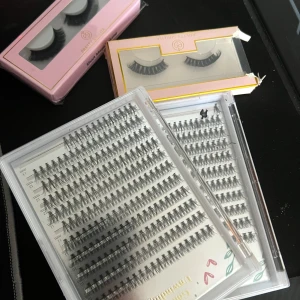 Olika lösögonfransar i set - Säljer flera set med lösögonfransar i olika stilar och längder. Perfekt för att skapa dramatiska eller naturliga looker. Innehåller både individuella fransar och hela remsor. Fransarna från pretty sirilita helt nya ord pris 160 kr, endast öppnade för att kolla. Fransar från shein har jag tagit några stycken av mer 90% kvar 