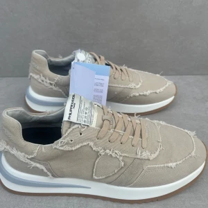 Philippe Model trainer - ett par riktigt cleana & sällsynta trainers || perfekta mot våren/sommaren || strlk 45 || skicket är 10/10 ( HELT NYA ) box, dustbag och tag medföljer || hör av er vid intresse!