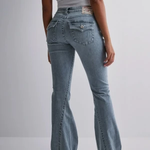 True religion lowwaist bootcut jeans - Snygga blå jeans från True Religion med bootcut-stil. Nypris 1299kr🩷Storlek 24