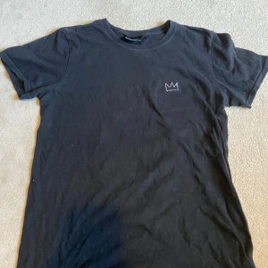 Svart Hov1 t-shirt  - Svart cool hov1 t-shirt från 2020 i ett mycket bra skick då jag nästan aldrig har använt den💞