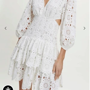 Vit spetsklänning med volanger SÖKER  - Säljer en romantisk vit klänning i spets med volanger och v-ringad hals. Klänningen har trekvartsärmar och en luftig passform som ger en bohemisk känsla. Perfekt för sommarens alla tillfällen.