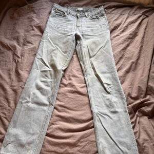 Grå jeans - Snygga grå jeans med klassisk femficksdesign. De har en rak passform.