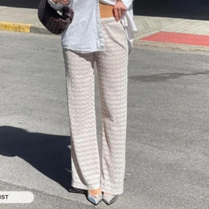 NYA spetsbyxor från Madlady - Snygga spetsbyxor från Madlady modell Mia beige. Lågmidjade. Storlek XS längd regular. Storleksguide finns på madlady.se. Endast provade så i absolut nyskick. Ord nypris 599kr. Har ett par likadana svarta också på separat annons.