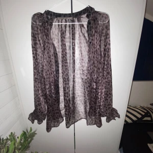 Leopardmönstrad blus  - En smexigt mönstrad blus som går hand i hand med dagens tränder. Den är gjort i ett luftigt skönt material som lägger sig som silke på kroppen och sitter som kungakronan själv älv, ända anledningen till att jag säljer den är att jag inte använt den tillräckligt mycket☹️💪 