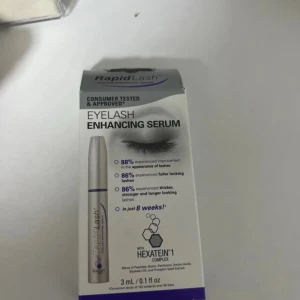 RapidLash Ögonfransserum - RapidLash Eyelash Enhancing Serum med Hexatein 1 Complex är ett högpresterande serum som förbättrar utseendet på ögonfransarna. Används en gång om dagen för synliga resultat på 1-2 månader. Dermatologiskt testad och säker för kontaktlinsbärare.