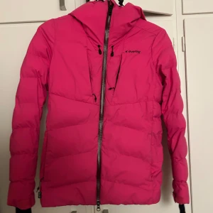 Jacka från Everest - Snygg och varm rosa dunjacka från Everest. Perfekt som skidjacka. Jackan är i fint skick och används inte längre då den blivit för liten.
