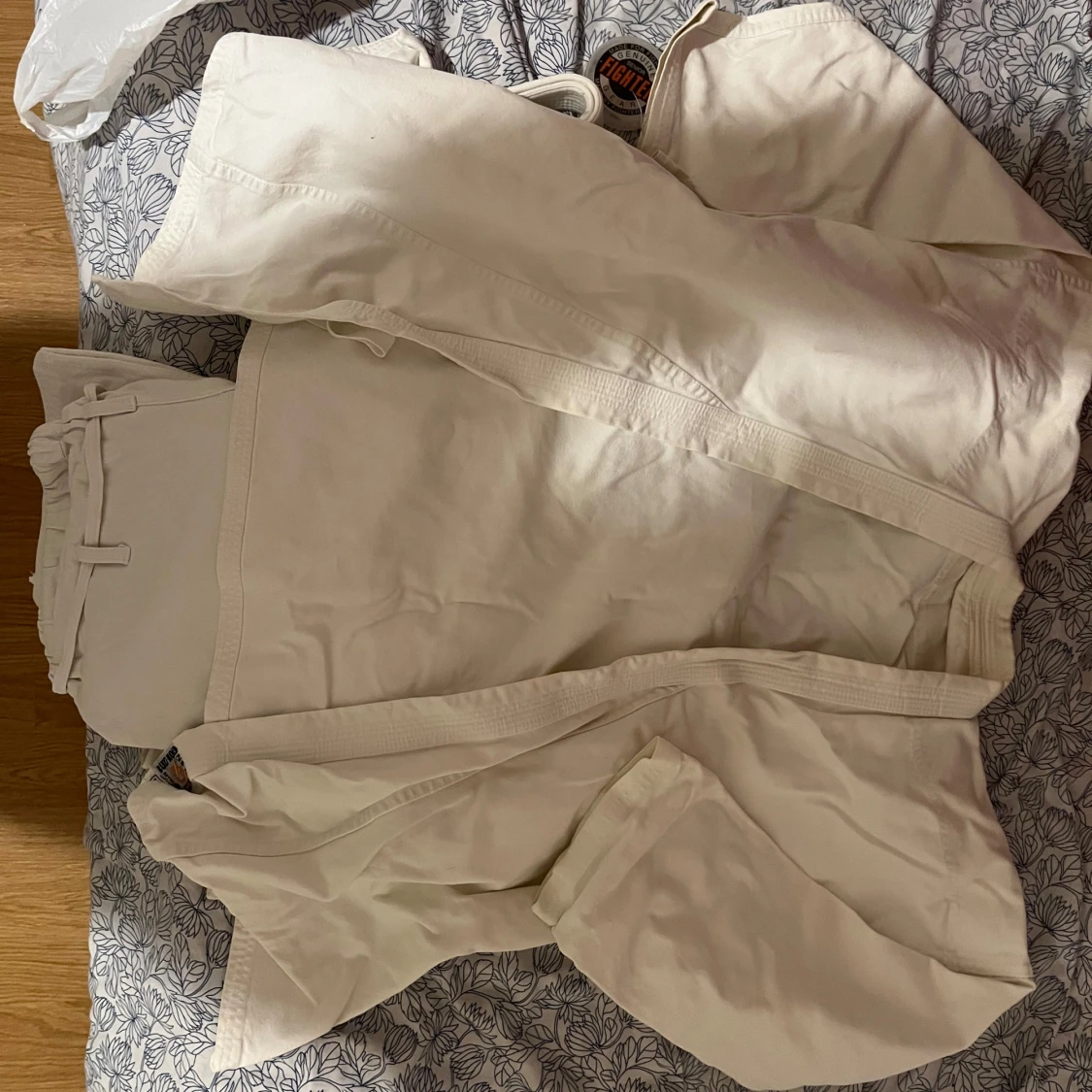 Vit karatedräkt med bälte och handskar - 90