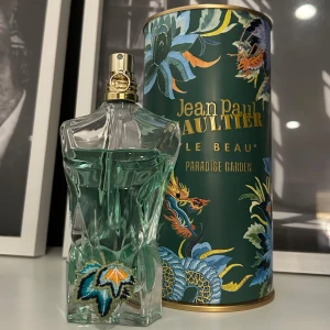 Jean Paul Gaultier - Le Beau Paradise Garden - Säljer en unik parfymflaska från Jean Paul Gaultier, Le Beau Paradise Garden. 55/75ml kvar