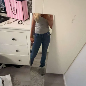 Blå jeans från Zara - Snygga blå jeans från Zara i storlek XS. De har en klassisk femficksdesign och är perfekta för en avslappnad stil. Tillverkade i ett bekvämt denimtyg. Använda flertal gånger.