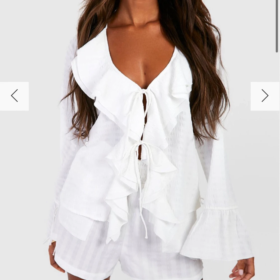 Vit blus med volanger