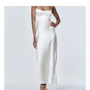 Zara långklänning  - Super fin långklänning i satin ifrån zara som inte säljs längre🤍 perfekt till tex studentmottagningen eller midsommar. Pris kan diskuteras vid snabb affär!