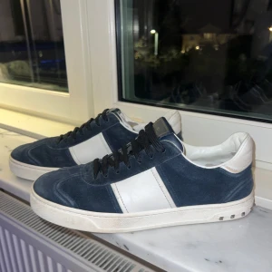 Valentino Flycrew - Säljer dessa Valentino Flycrew i storlek 42! Har endast tappat 4 nitar annars riktigt bra skick! Kom privat vid andra frågor och eventuella bud.