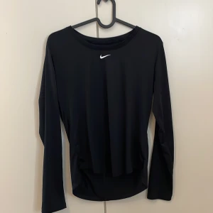 Träningströja - Svart långärmad tröja från Nike. Har använt ett antal gånger men i väldigt fint skick, säljer för den har tyvärr blivit för liten så därför den säljs, köpt för 399 kr säljer för 200 kr men priset kan såklart diskuteras, skriv vid frågor o funderingar🫶🏼