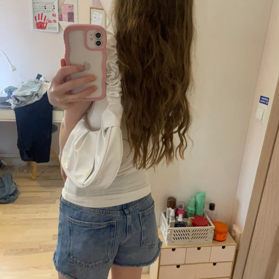 Blå jeansshorts med slitningar - 90