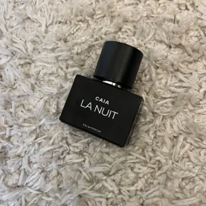 CAIA La Nuit Eau de Parfum - Caia parfym, locket är lite löst med aldrig använd!❤️