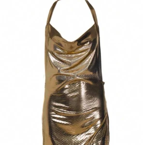 Guldig halterneckklänning - Snygg guldig halterneckklänning med glittrig yta och draperad design. Perfekt för en kväll ute med vänner. Klänningen har en smickrande passform och är tillverkad i ett glänsande material som fångar ljuset vackert. Anledningen till varför jag vill sälja den är för den inte passade. Aldrig använt.
