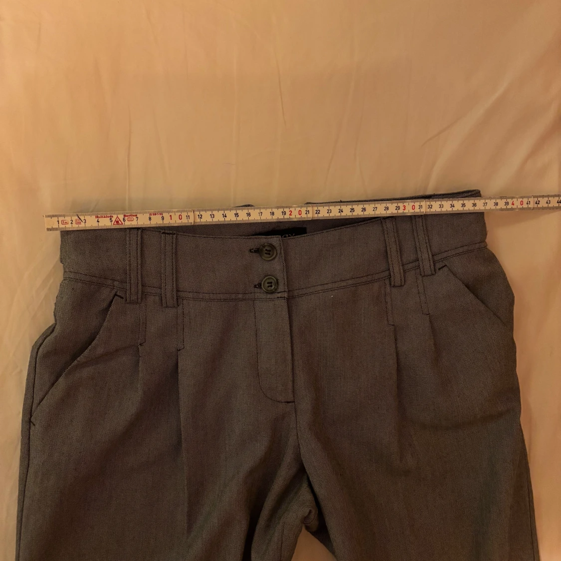 Grå kostymbyxor med knappar - 91