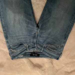 Replay jeans - Super snygga jeans ifrån Replay. Lågmidjade och bootcut. Storlek 29 och i nyskick! Midjemått 74 cm, innerbenslängden 78cm🥰