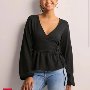 Svart omlottopp - SÖKER Nån som säljer denna fina blus från Nelly? Vill så gärna ha denna men den såldes slut precis då jag skulle beställa den tyvärr! Söker i S!💕Gärna under 370kr