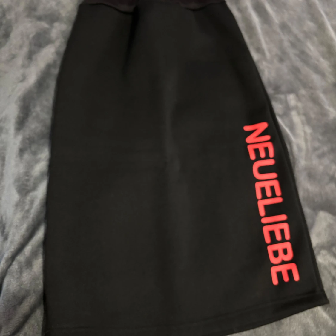 Svart hoodie med röd text - 2